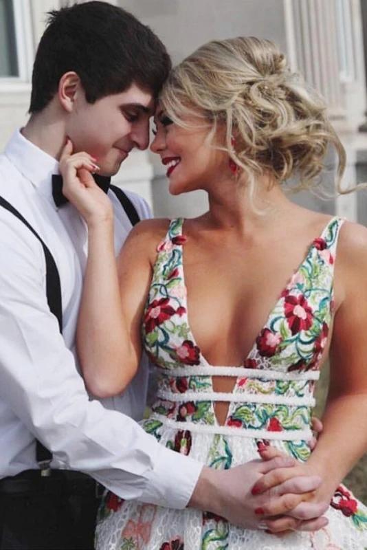 A Line V Neck Ivory Lace Prom Dresses with Flowers , Long Sleeveless Party Dresses with Appliques WLD0003